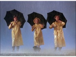 Deszczowa piosenka: Don Lockwood (Gene Kelly), Kathy Selden (Debbie Reynolds), Cosmo Brown (Donald O'Connor) śpiewają w deszczu.