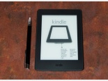 Amazon Kindle Paperwhite 3: Porównanie wielkości czytnika z długopisem.