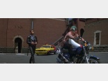 Mad Max: Jim Goose (Steve Bisley). Przyjechać na motocyklu ze złamaną nogą, to jest twardziel.