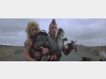 Mad Max 2 – Wojownik szos: Bandziory. Jeden z nich ma ałka w rączkę. :-)
