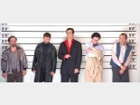 Podejrzani: Todd Hockney (Kevin Pollak), McManus (Stephen Baldwin), Fenster (Benicio Del Toro), Dean Keaton (Gabriel Byrne), Roger „Kint” Verbal (Kevin Spacey) – grupa, która nigdy nie powinna być razem…